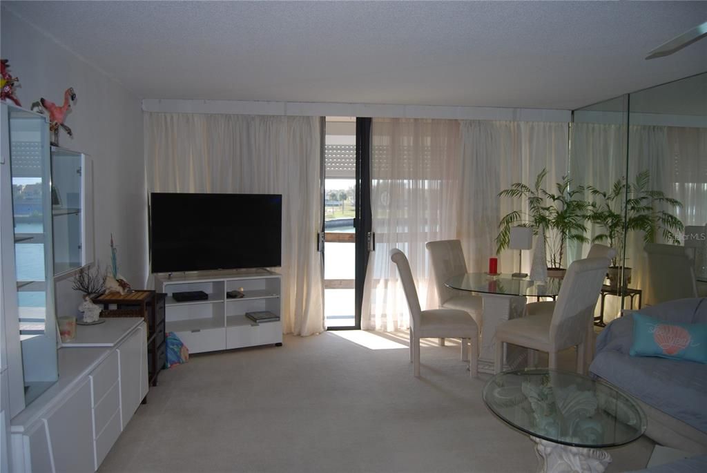 待售: $249,000 (1 贝兹, 1 浴室, 885 平方英尺)