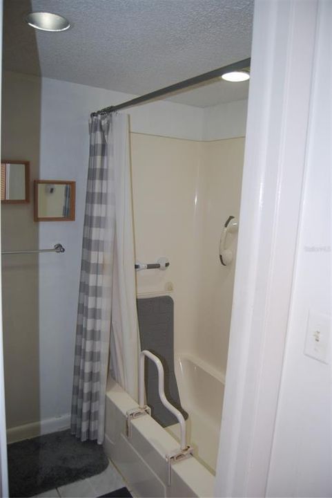 待售: $249,000 (1 贝兹, 1 浴室, 885 平方英尺)