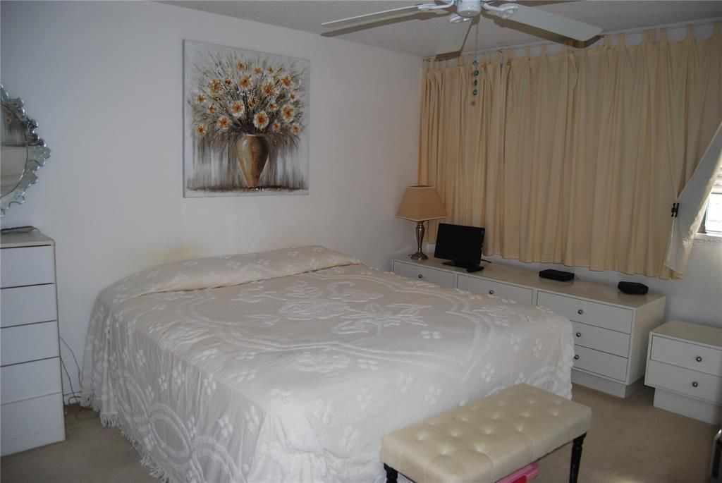 待售: $249,000 (1 贝兹, 1 浴室, 885 平方英尺)