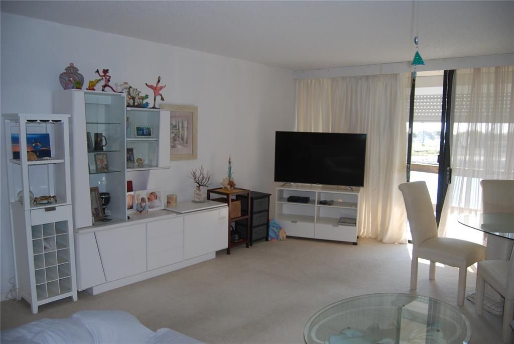 待售: $249,000 (1 贝兹, 1 浴室, 885 平方英尺)