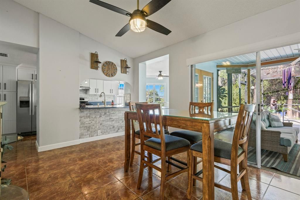 На продажу: $385,000 (3 спален, 2 ванн, 1677 Квадратных фут)