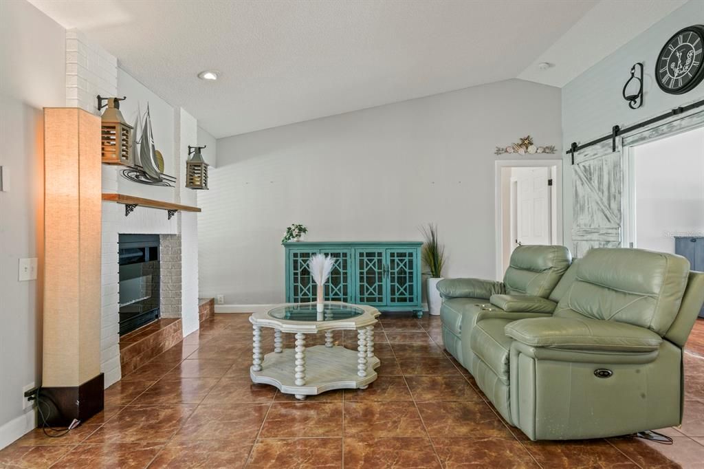 На продажу: $385,000 (3 спален, 2 ванн, 1677 Квадратных фут)