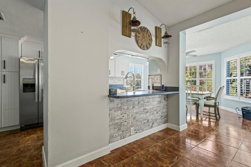 На продажу: $385,000 (3 спален, 2 ванн, 1677 Квадратных фут)