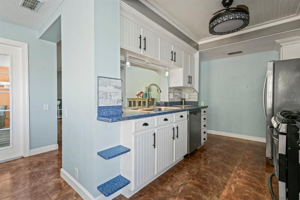 На продажу: $385,000 (3 спален, 2 ванн, 1677 Квадратных фут)