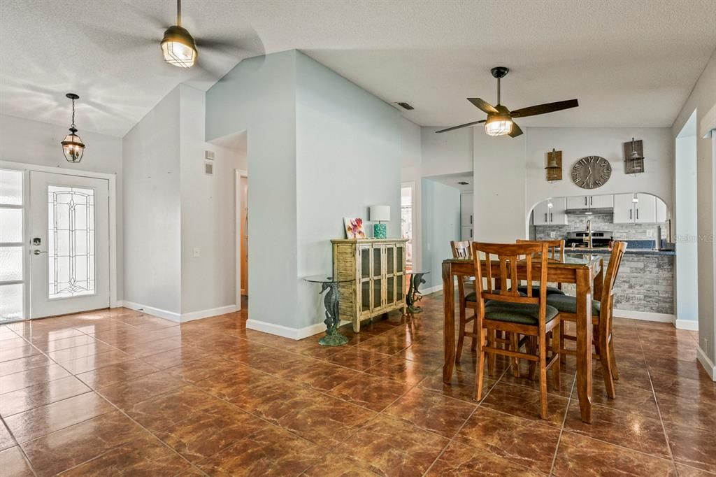 На продажу: $385,000 (3 спален, 2 ванн, 1677 Квадратных фут)