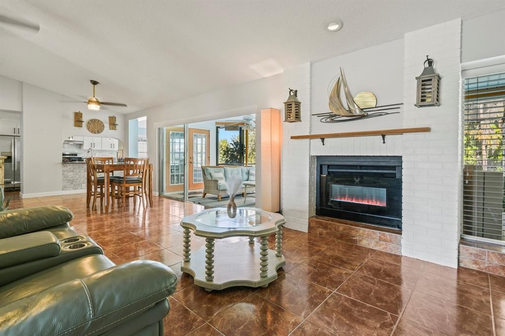 На продажу: $385,000 (3 спален, 2 ванн, 1677 Квадратных фут)