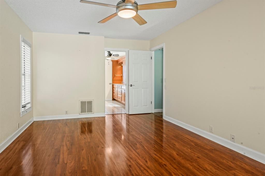 На продажу: $385,000 (3 спален, 2 ванн, 1677 Квадратных фут)