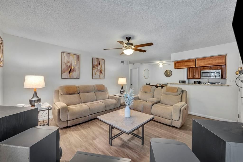 待售: $120,000 (2 贝兹, 2 浴室, 935 平方英尺)