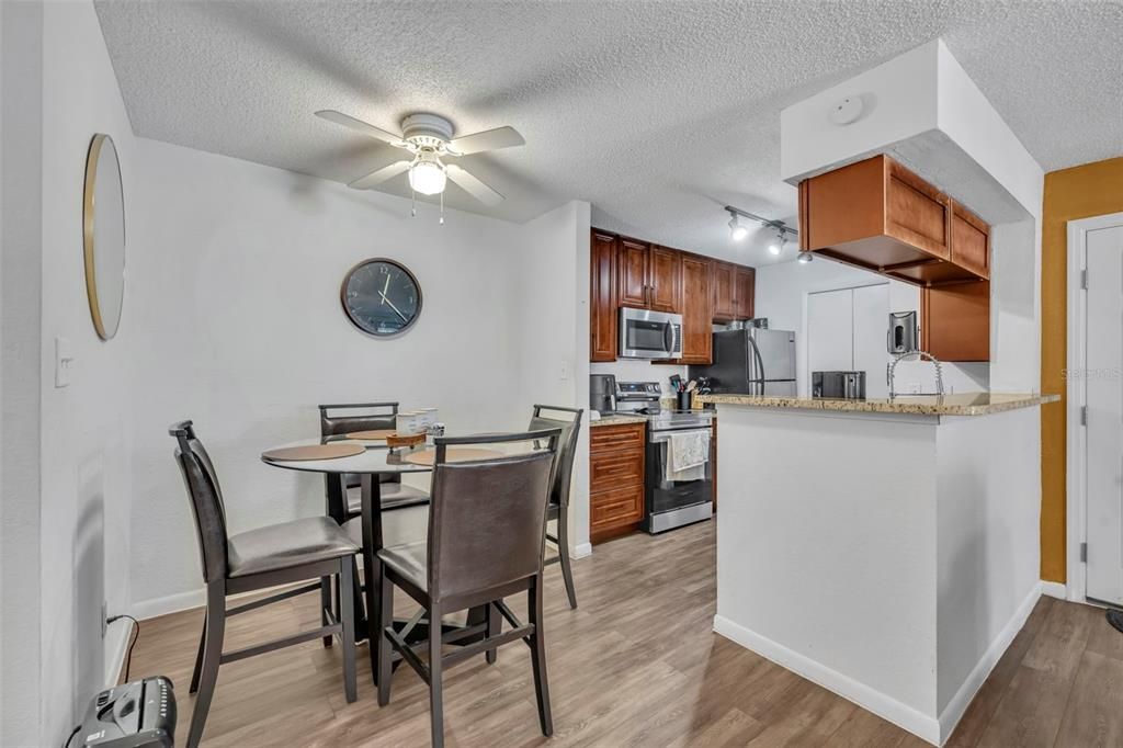 待售: $120,000 (2 贝兹, 2 浴室, 935 平方英尺)