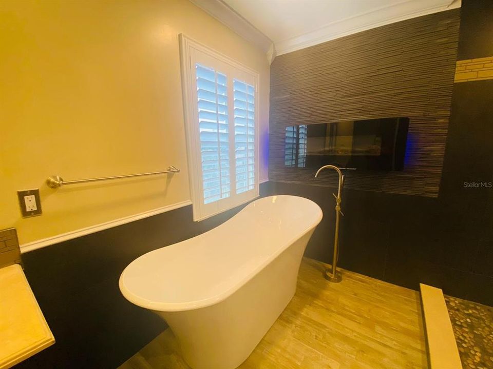 For Rent: $3,000 (4 beds, 2 baths, 2563 Square Feet)