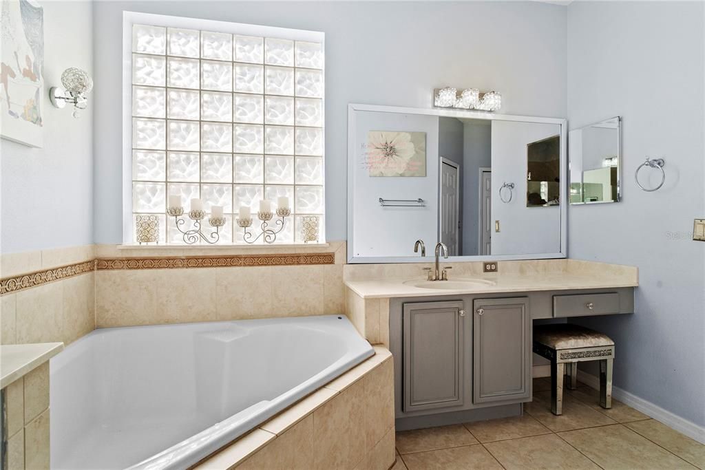 En Venta: $570,000 (4 camas, 4 baños, 3171 Pies cuadrados)