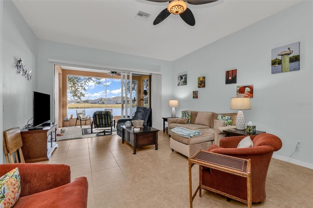 En Venta: $295,000 (2 camas, 2 baños, 1387 Pies cuadrados)