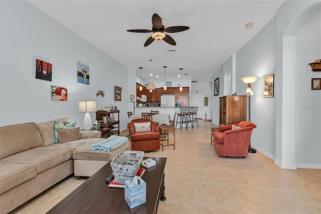 En Venta: $295,000 (2 camas, 2 baños, 1387 Pies cuadrados)