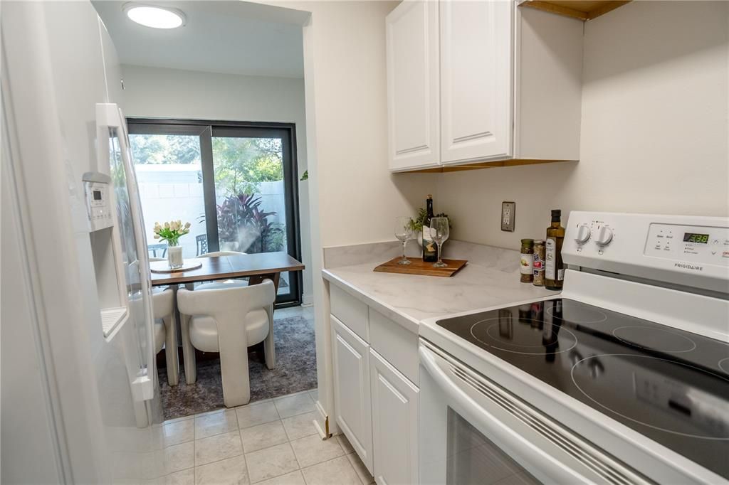 For Sale: $199,999 (1 beds, 1 baths, 830 Square Feet)