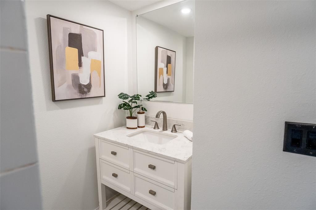 For Sale: $199,999 (1 beds, 1 baths, 830 Square Feet)