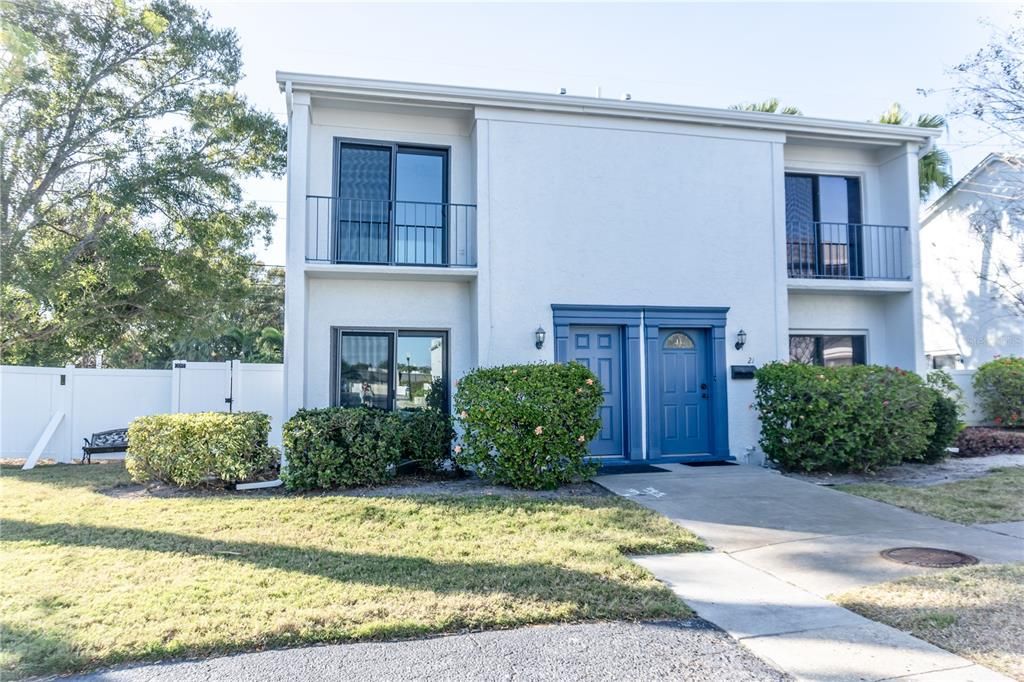 For Sale: $199,999 (1 beds, 1 baths, 830 Square Feet)