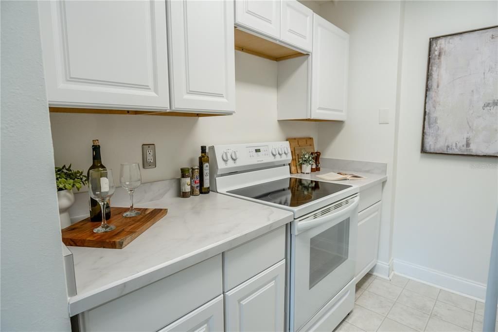 For Sale: $199,999 (1 beds, 1 baths, 830 Square Feet)