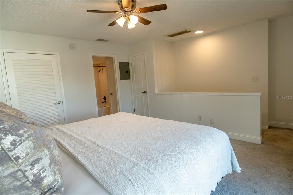 For Sale: $199,999 (1 beds, 1 baths, 830 Square Feet)