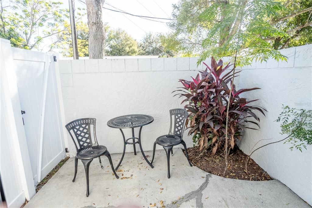 For Sale: $199,999 (1 beds, 1 baths, 830 Square Feet)