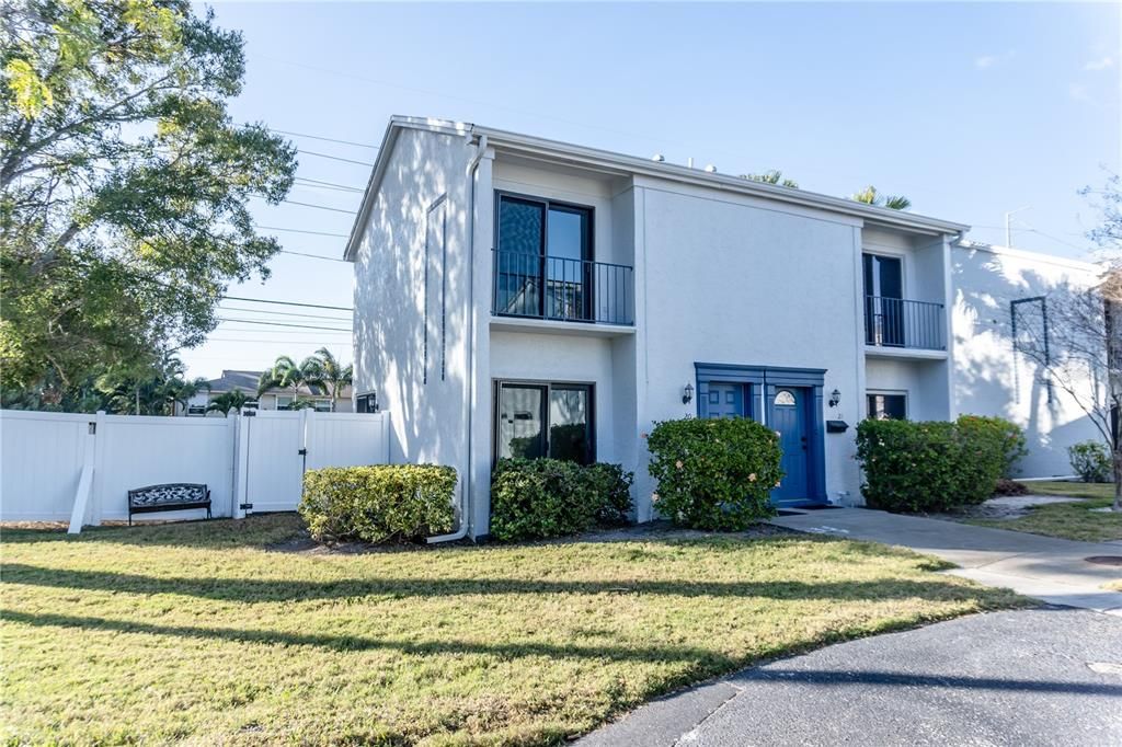 For Sale: $199,999 (1 beds, 1 baths, 830 Square Feet)