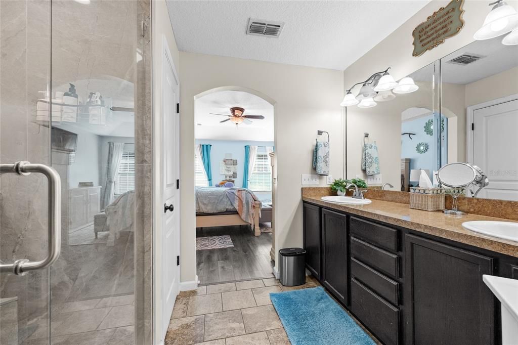 For Sale: $400,000 (4 beds, 2 baths, 1924 Square Feet)