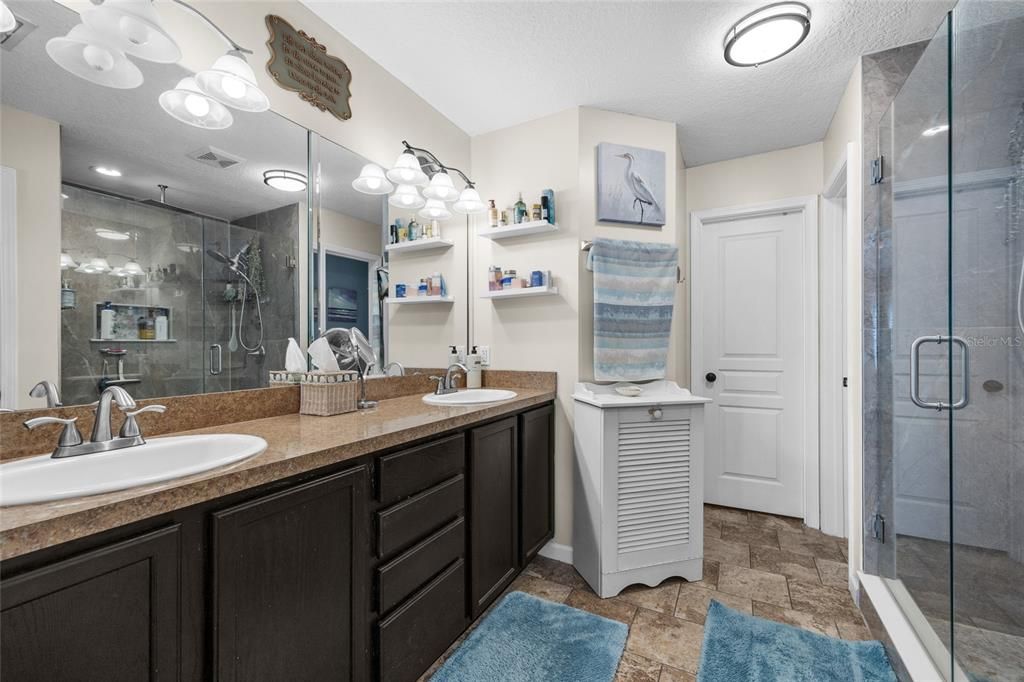 For Sale: $400,000 (4 beds, 2 baths, 1924 Square Feet)