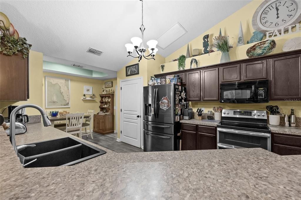 For Sale: $400,000 (4 beds, 2 baths, 1924 Square Feet)