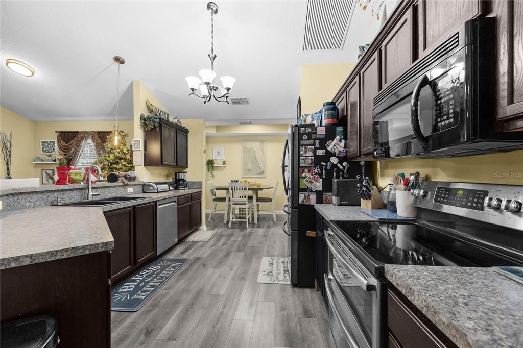 For Sale: $400,000 (4 beds, 2 baths, 1924 Square Feet)