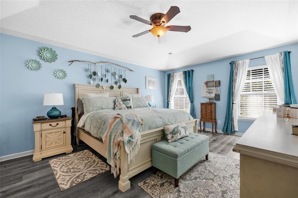 For Sale: $400,000 (4 beds, 2 baths, 1924 Square Feet)