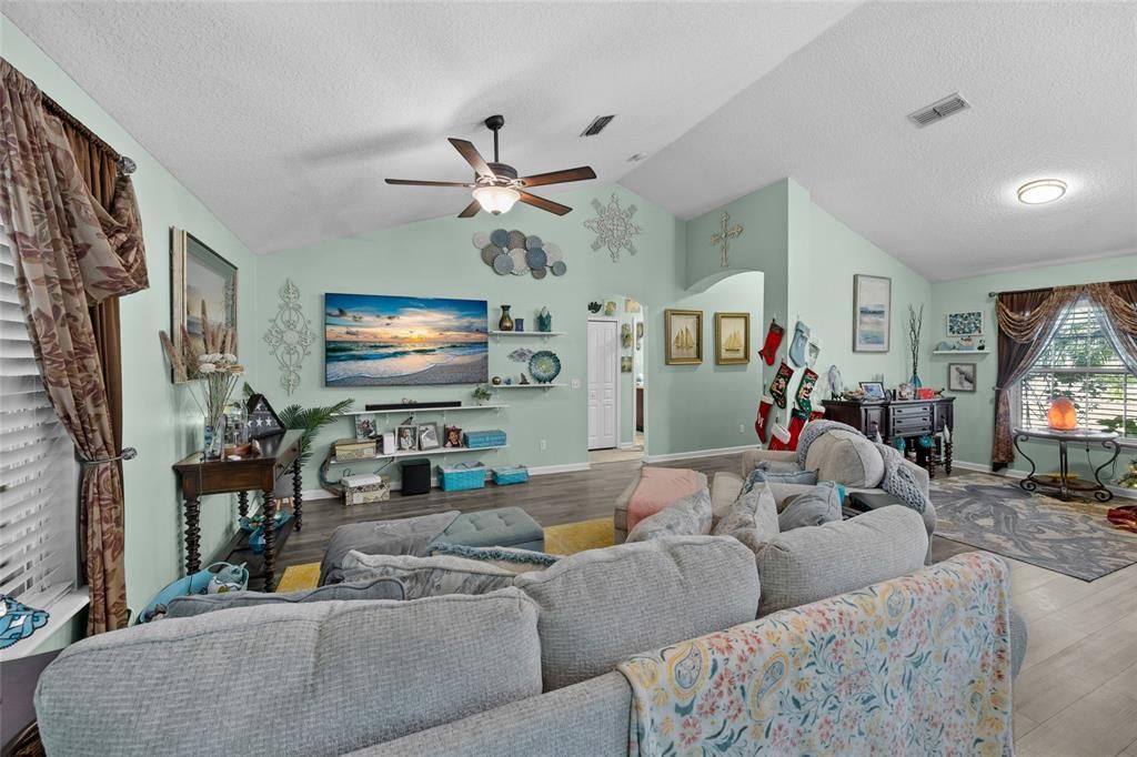 For Sale: $400,000 (4 beds, 2 baths, 1924 Square Feet)