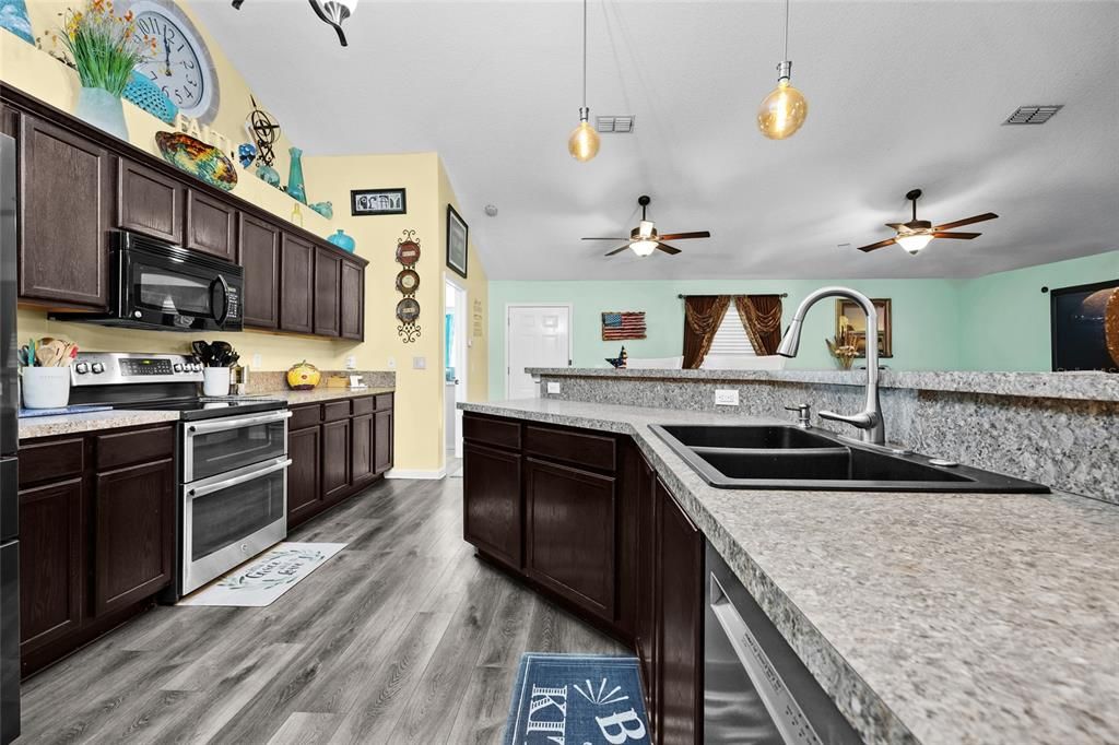 For Sale: $400,000 (4 beds, 2 baths, 1924 Square Feet)