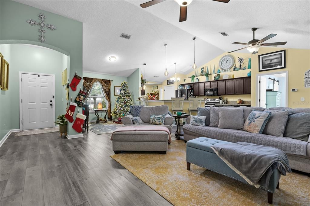 For Sale: $400,000 (4 beds, 2 baths, 1924 Square Feet)