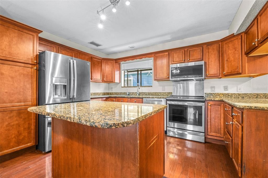 待售: $899,999 (5 贝兹, 5 浴室, 2552 平方英尺)