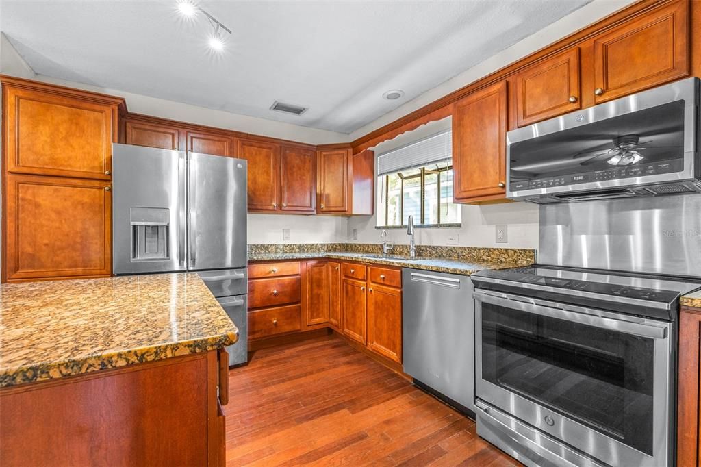 待售: $899,999 (5 贝兹, 5 浴室, 2552 平方英尺)