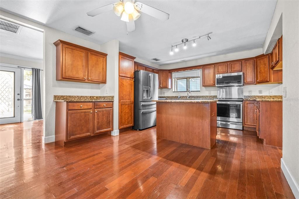 待售: $899,999 (5 贝兹, 5 浴室, 2552 平方英尺)