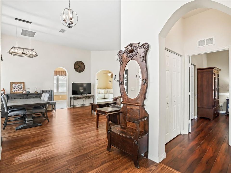 For Sale: $349,900 (3 beds, 2 baths, 1867 Square Feet)