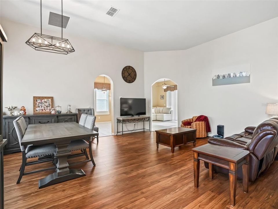 For Sale: $349,900 (3 beds, 2 baths, 1867 Square Feet)