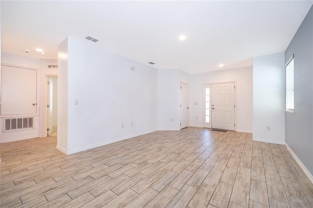 For Rent: $2,250 (3 beds, 2 baths, 1303 Square Feet)