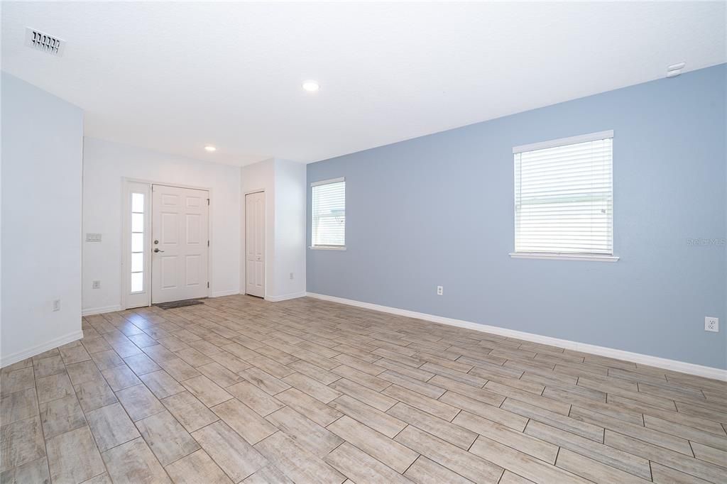 For Rent: $2,250 (3 beds, 2 baths, 1303 Square Feet)