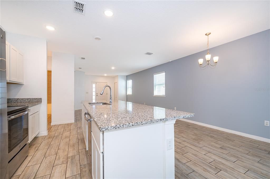 For Rent: $2,250 (3 beds, 2 baths, 1303 Square Feet)