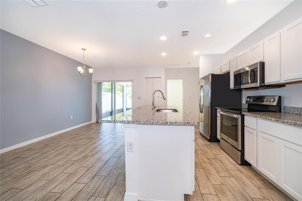 For Rent: $2,250 (3 beds, 2 baths, 1303 Square Feet)