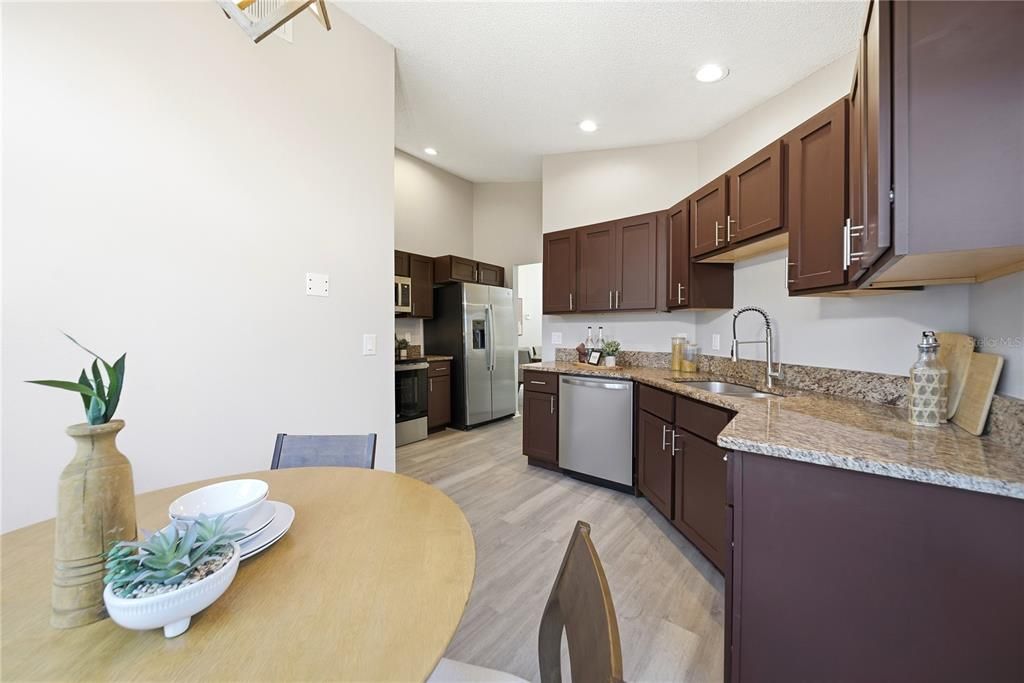 На продажу: $317,500 (3 спален, 2 ванн, 1243 Квадратных фут)