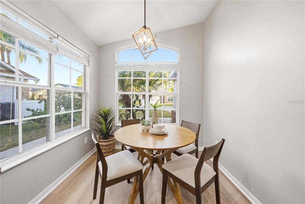 На продажу: $317,500 (3 спален, 2 ванн, 1243 Квадратных фут)