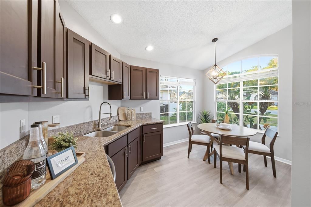 На продажу: $317,500 (3 спален, 2 ванн, 1243 Квадратных фут)