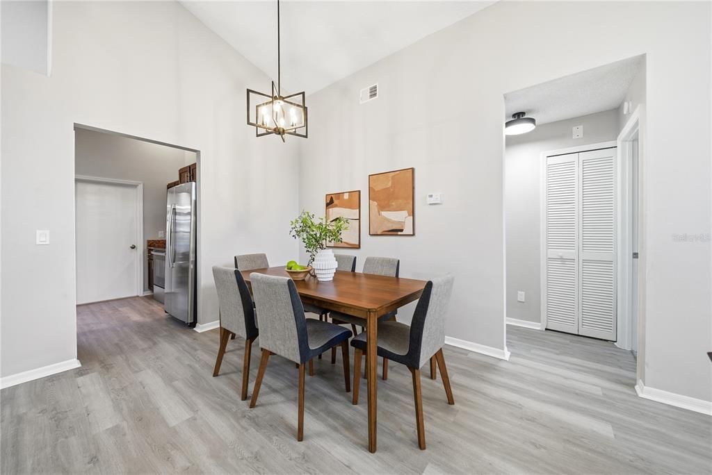 На продажу: $317,500 (3 спален, 2 ванн, 1243 Квадратных фут)