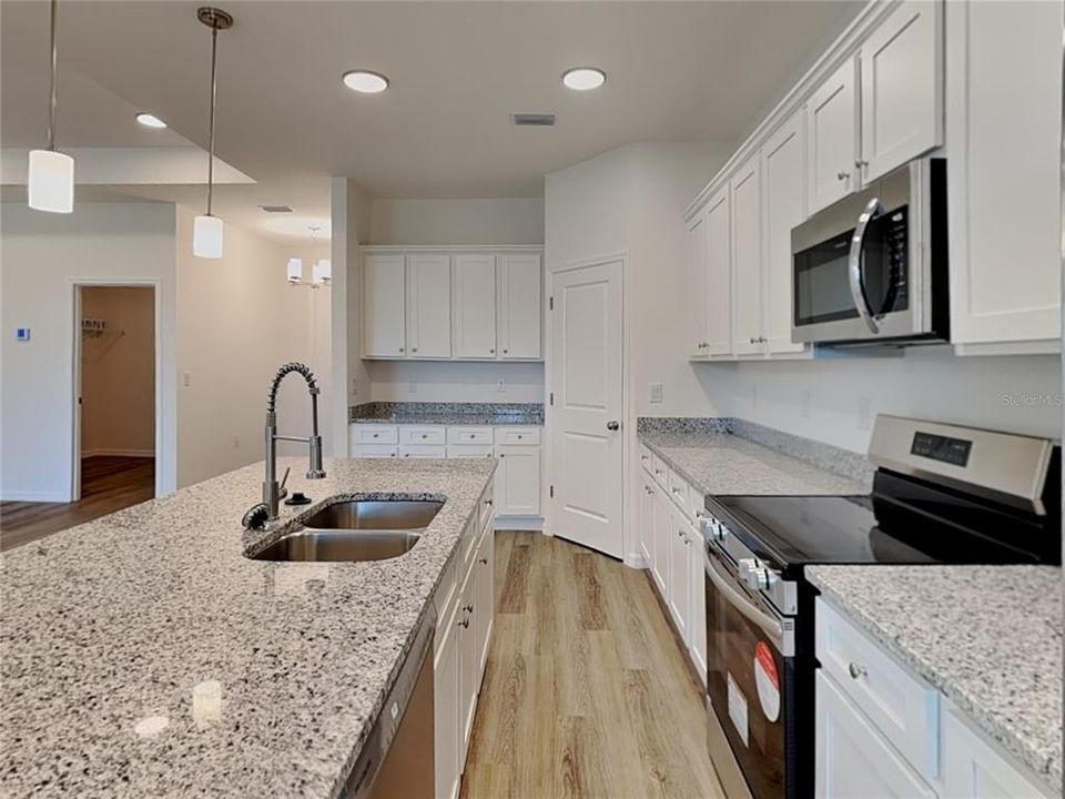 En Venta: $329,900 (4 camas, 2 baños, 1914 Pies cuadrados)