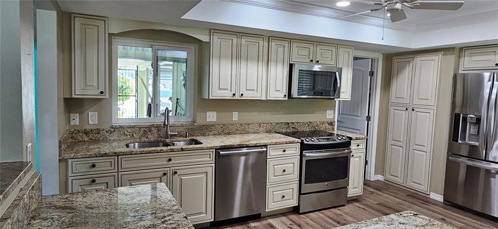 На продажу: $329,900 (2 спален, 2 ванн, 1753 Квадратных фут)