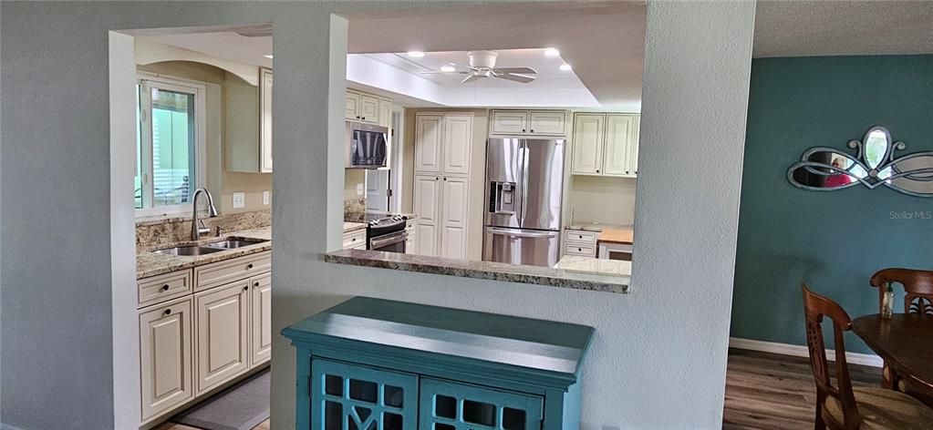 На продажу: $329,900 (2 спален, 2 ванн, 1753 Квадратных фут)