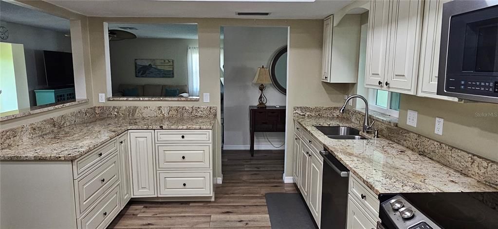 На продажу: $329,900 (2 спален, 2 ванн, 1753 Квадратных фут)