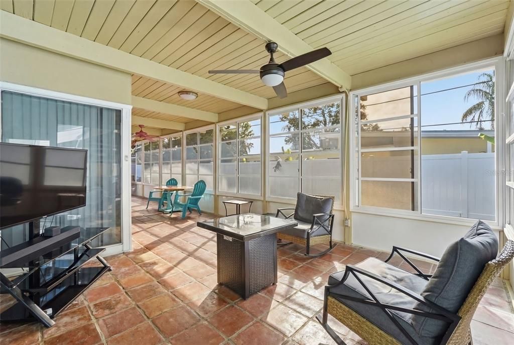 En Venta: $668,700 (4 camas, 2 baños, 1936 Pies cuadrados)